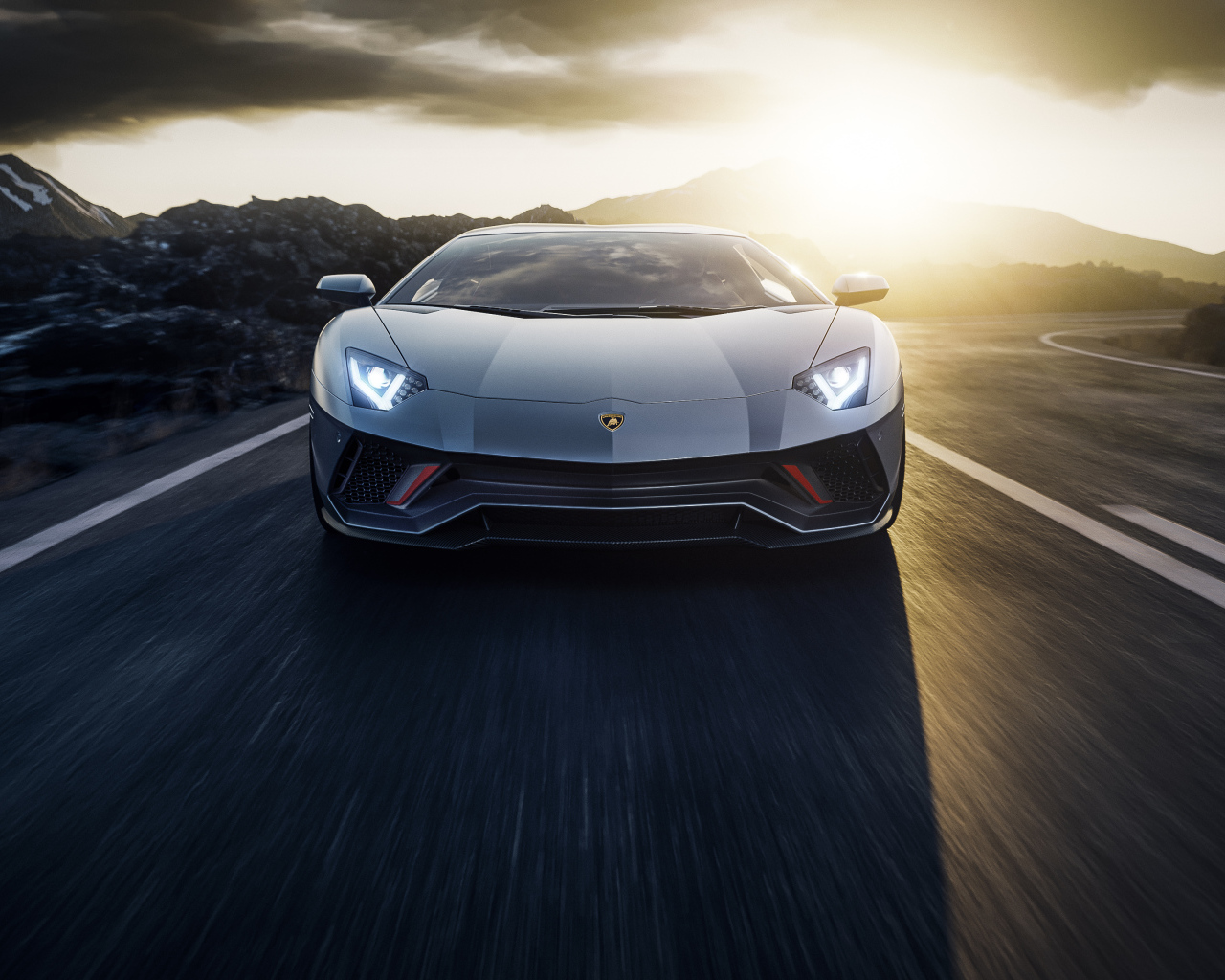 Автомобиль Lamborghini Aventador LP 780-4 Ultimate 2021 на закате в горах