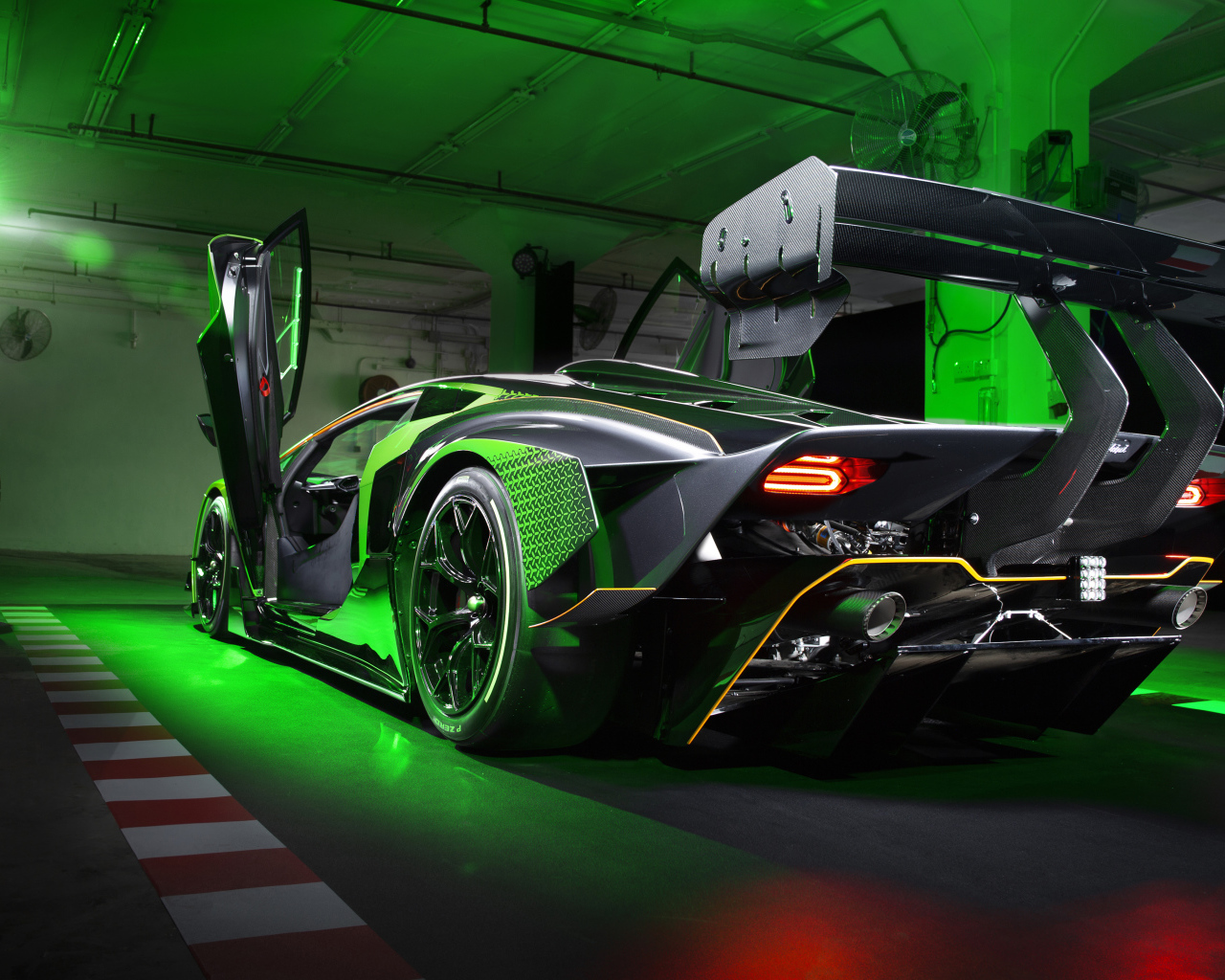 Автомобиль Lamborghini Essenza SCV12 в гараже