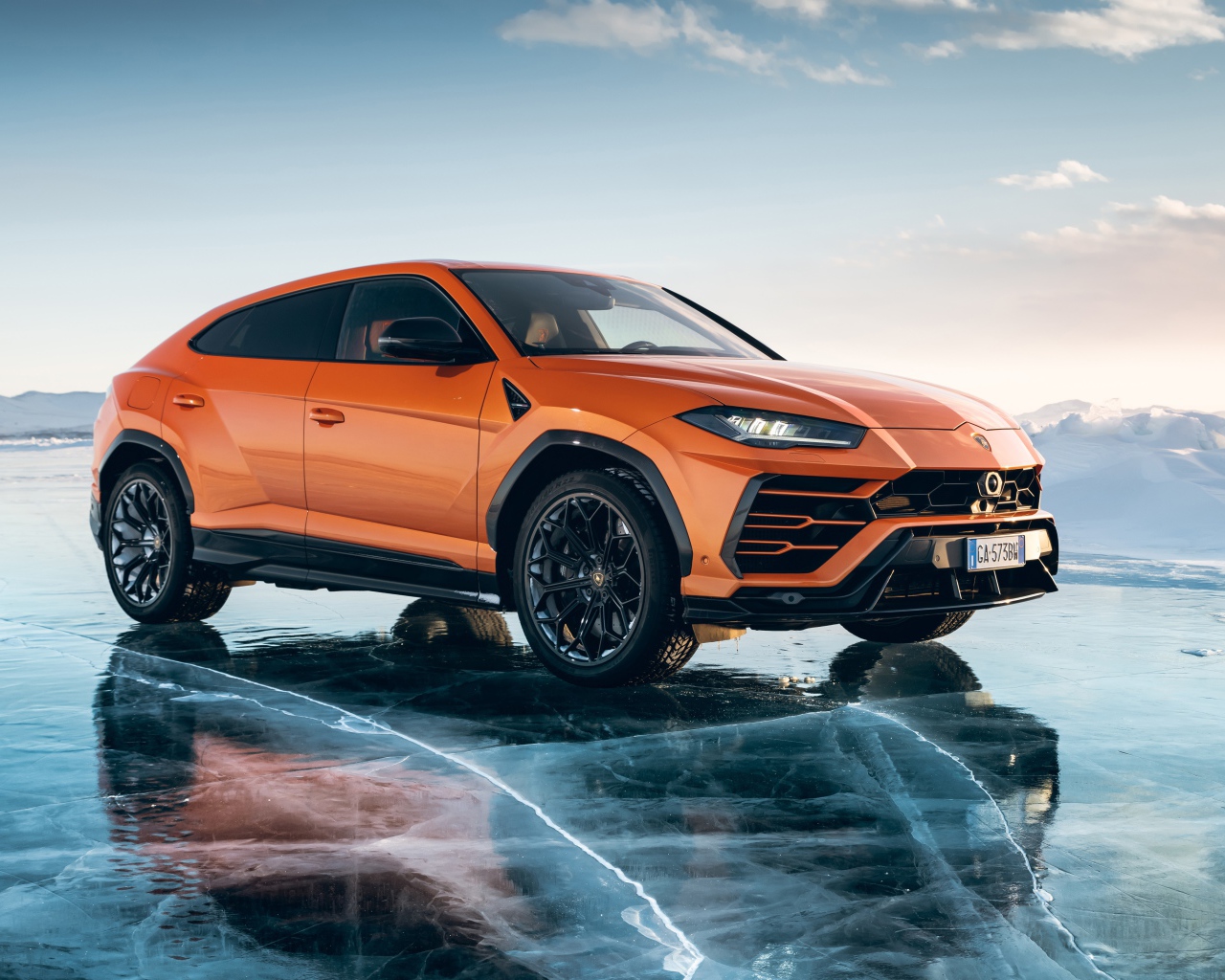 Внедорожник Lamborghini URUS года на льду