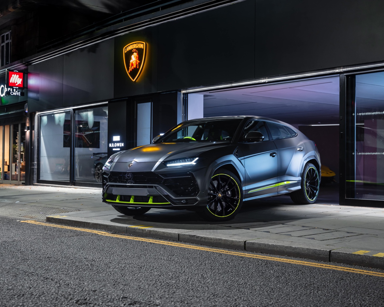 Внедорожник Lamborghini Urus у автосалона