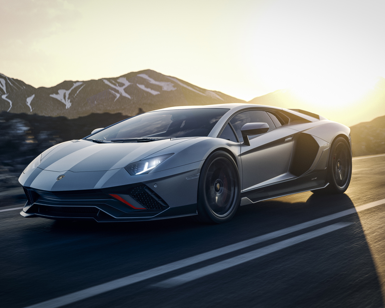 Серебристый Lamborghini Aventador LP 780-4 Ultimate 2021 года на фоне гор
