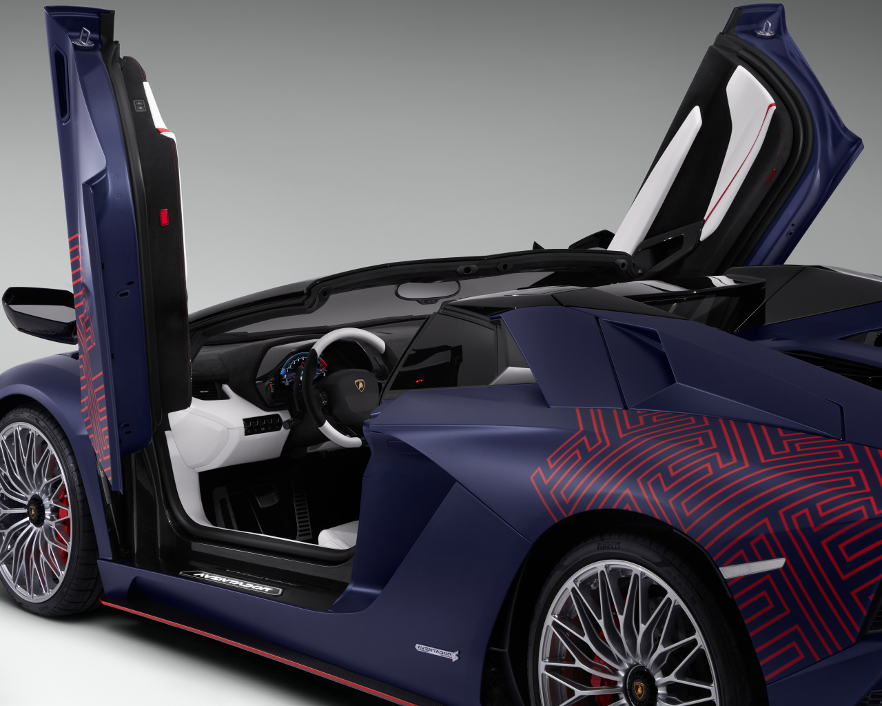 Спортивный автомобиль Lamborghini Aventador S, 2021  года на сером фоне