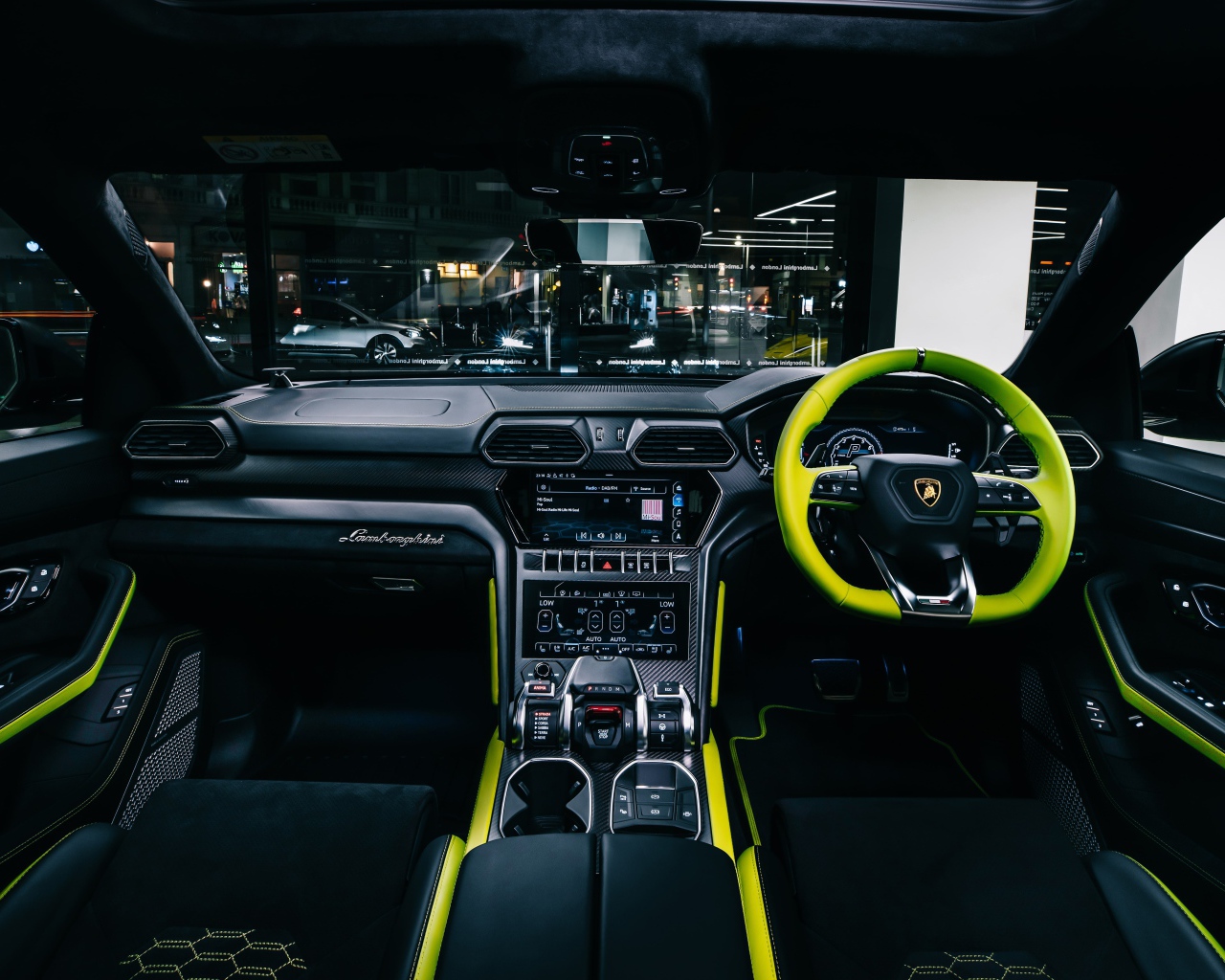 Стильный салон автомобиля Lamborghini Urus