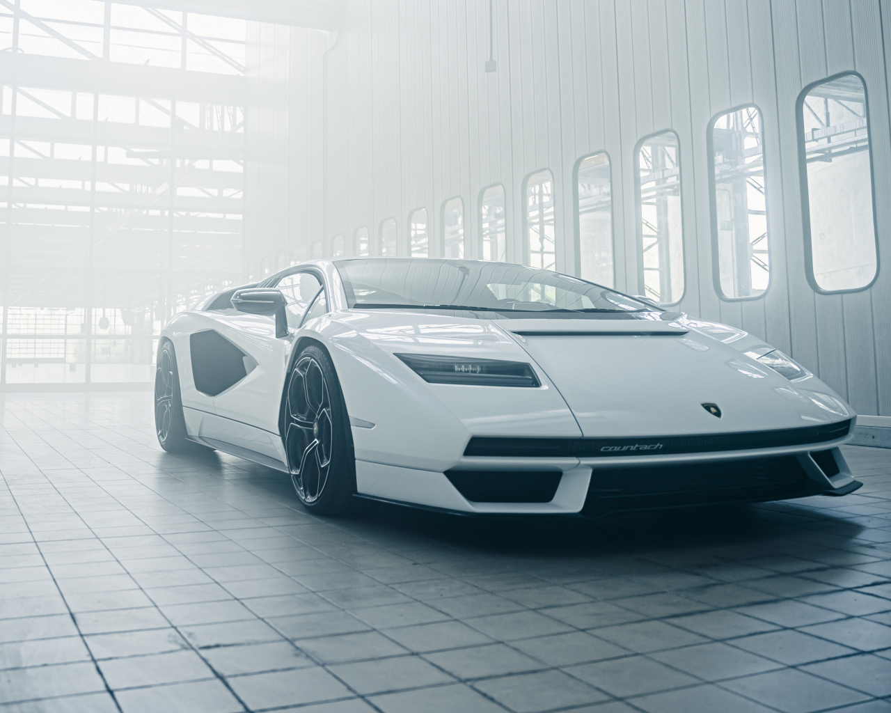 Белый  Lamborghini Countach LPI 800-4, 2022 года в здании