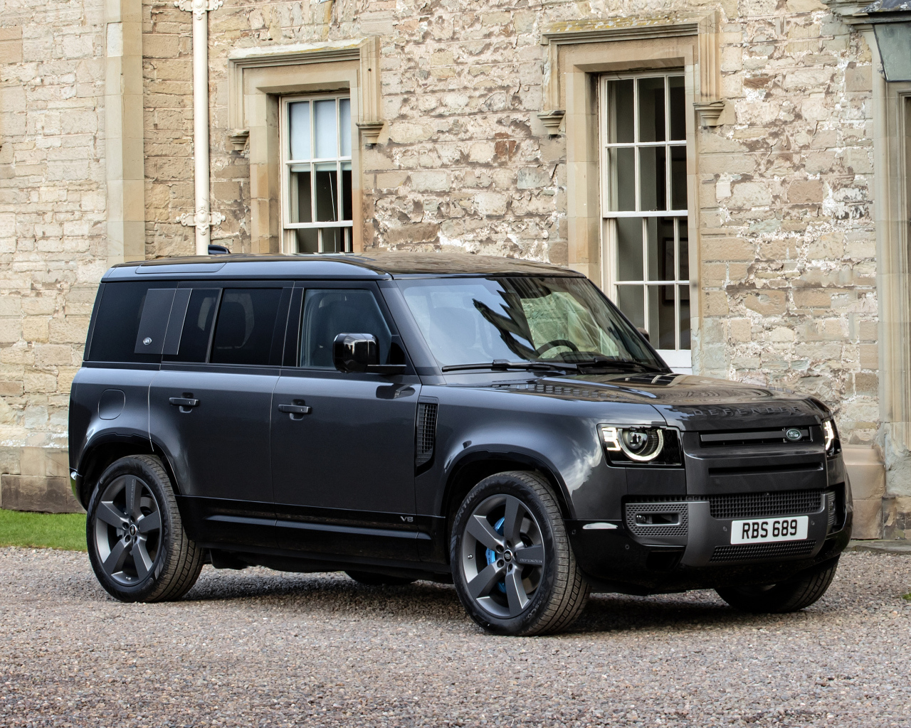 Внедорожник Land Rover Defender 110 V8 Carpathian Edition 2021 года у стены