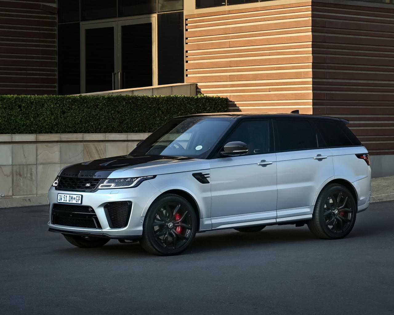 Автомобиль Range Rover Sport SVR Carbon Edition 2021 года в городе