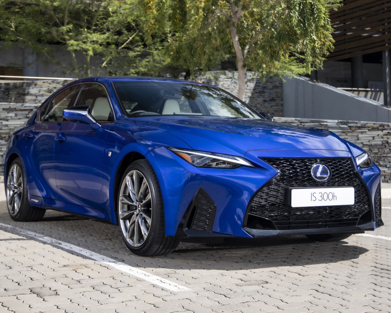 Синий автомобиль Lexus IS 300h F SPORT 2021 года вид спереди