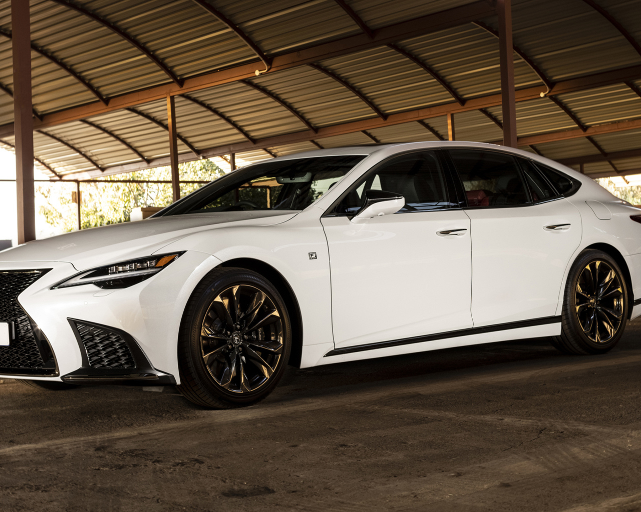 Белый автомобиль Lexus LS 500 F SPORT 2021 года