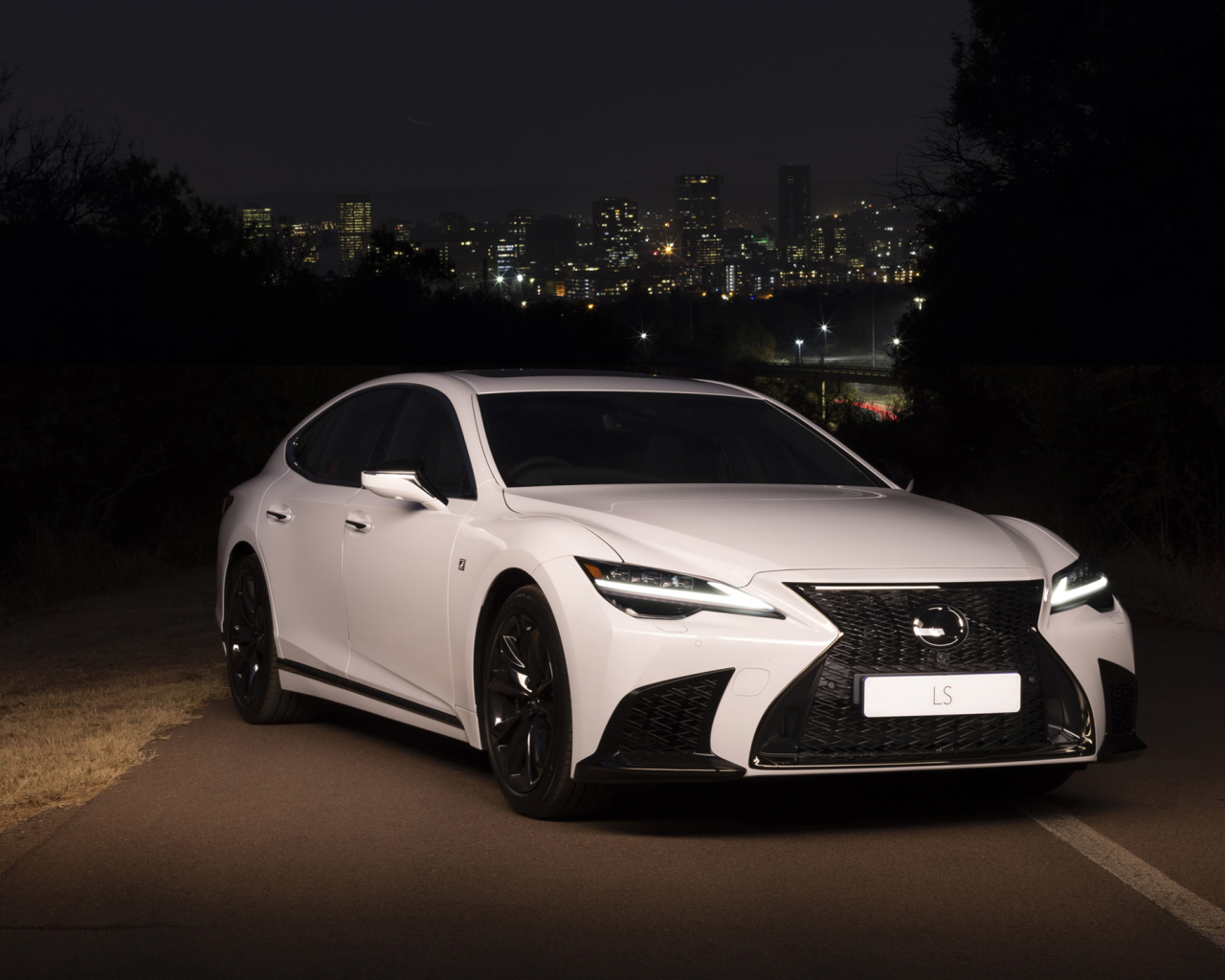 Белый автомобиль Lexus LS 500 F SPORT 2021 года ночью