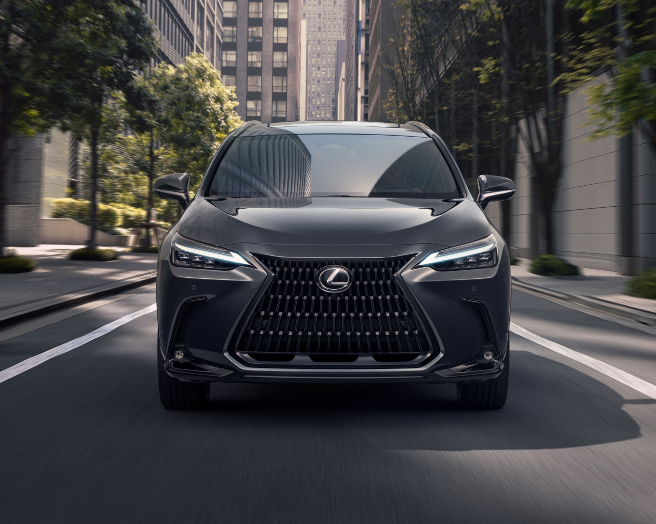 Автомобиль Lexus NX 400h 2021 года вид спереди
