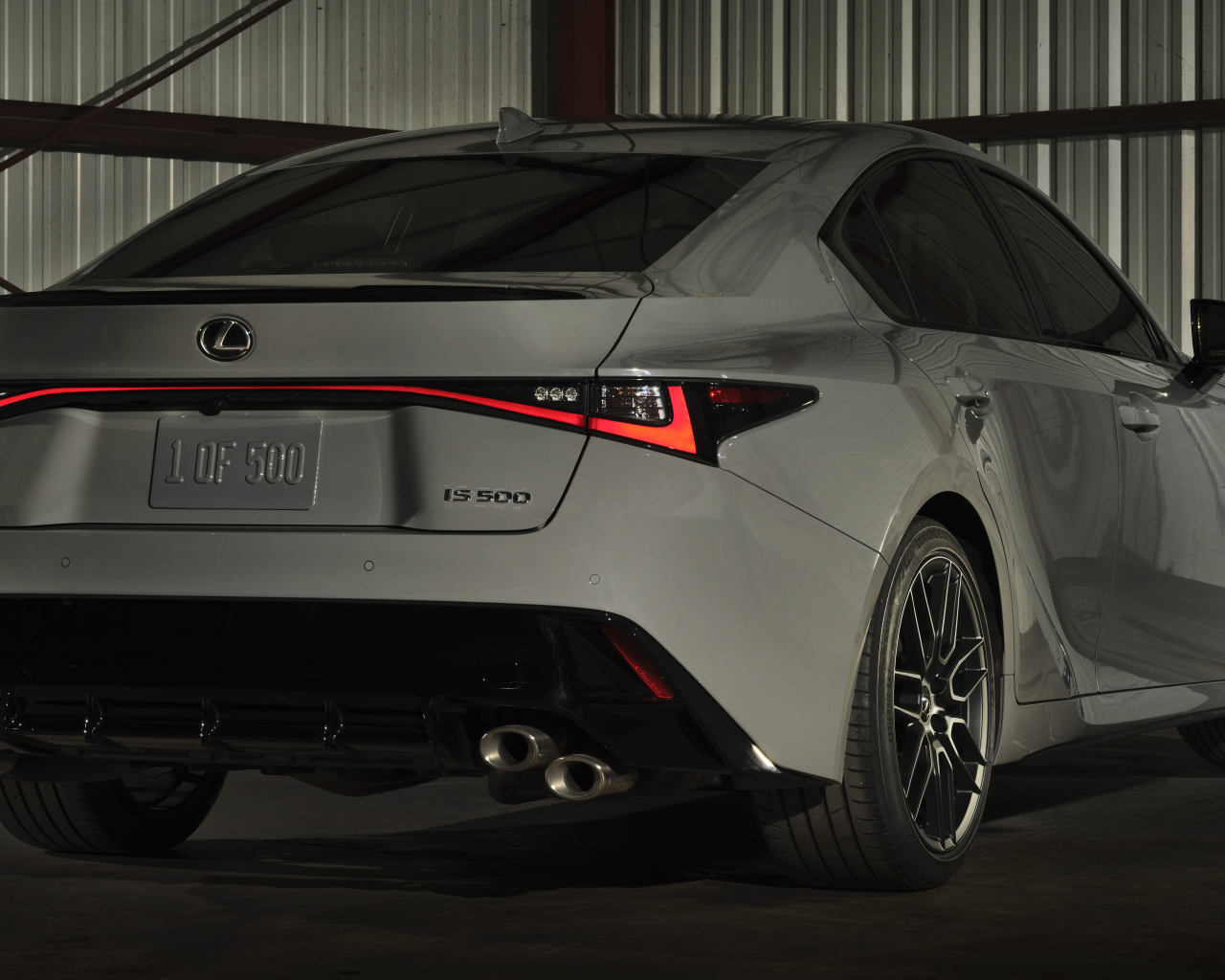 Белый автомобиль Lexus IS 500 F SPORT, 2022 года вид сзади