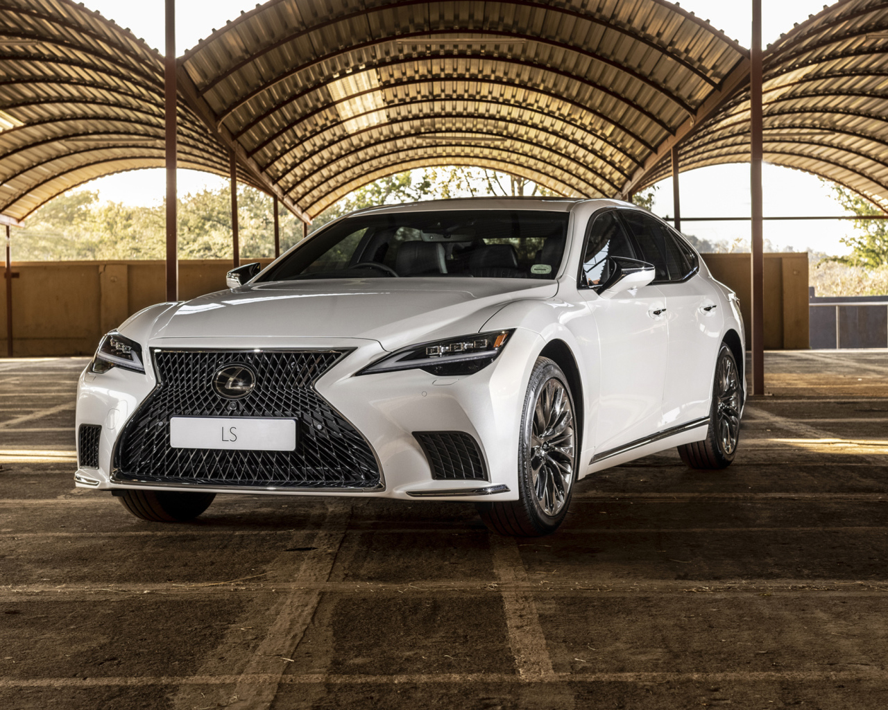 Автомобиль Lexus LS 500, 2021 года под крышей
