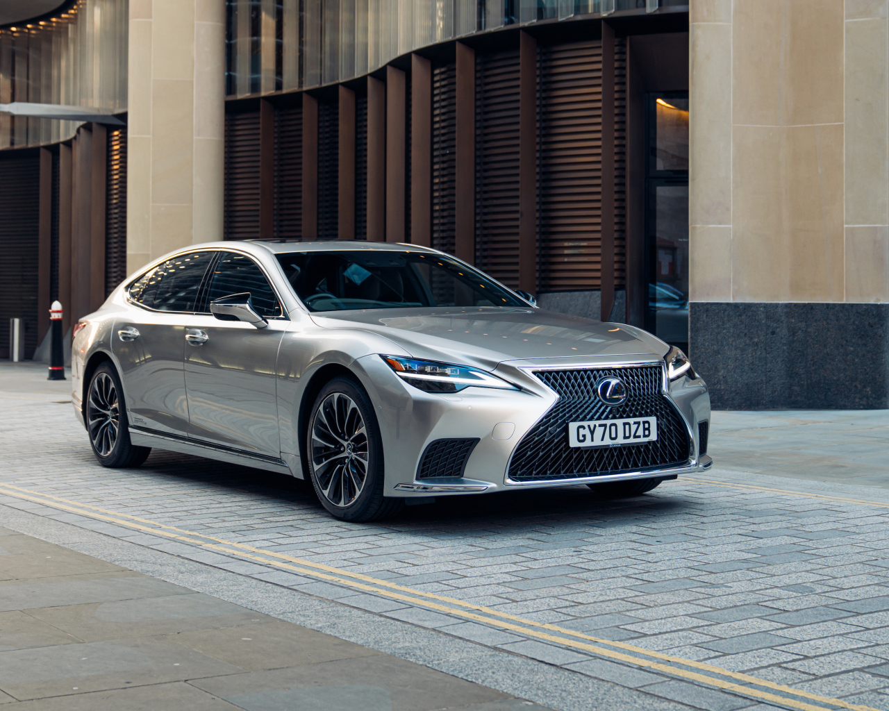 Серебристый Lexus LS 500h 2021  года в городе