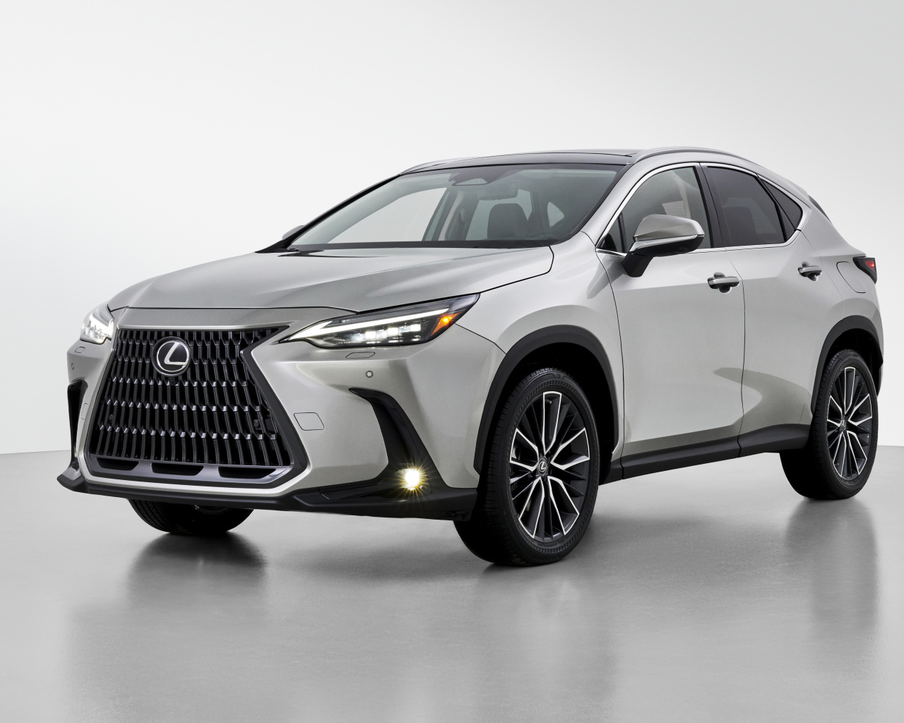 Серебристый автомобиль Lexus NX 350, 2022 года на белом фоне