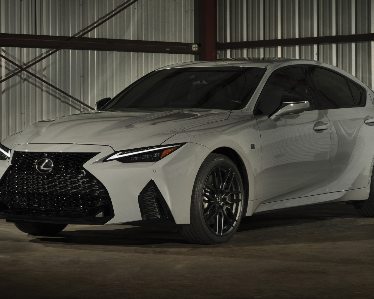 Белый автомобиль  Lexus IS 500 F SPORT, 2022 года