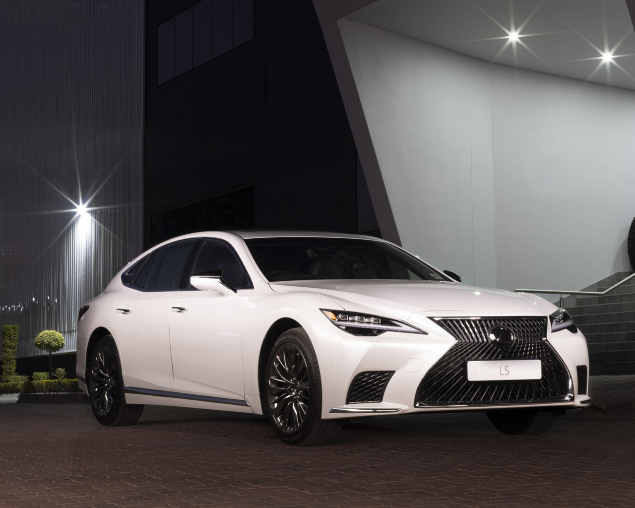 Белый Lexus LS 500, 2021 года в здании
