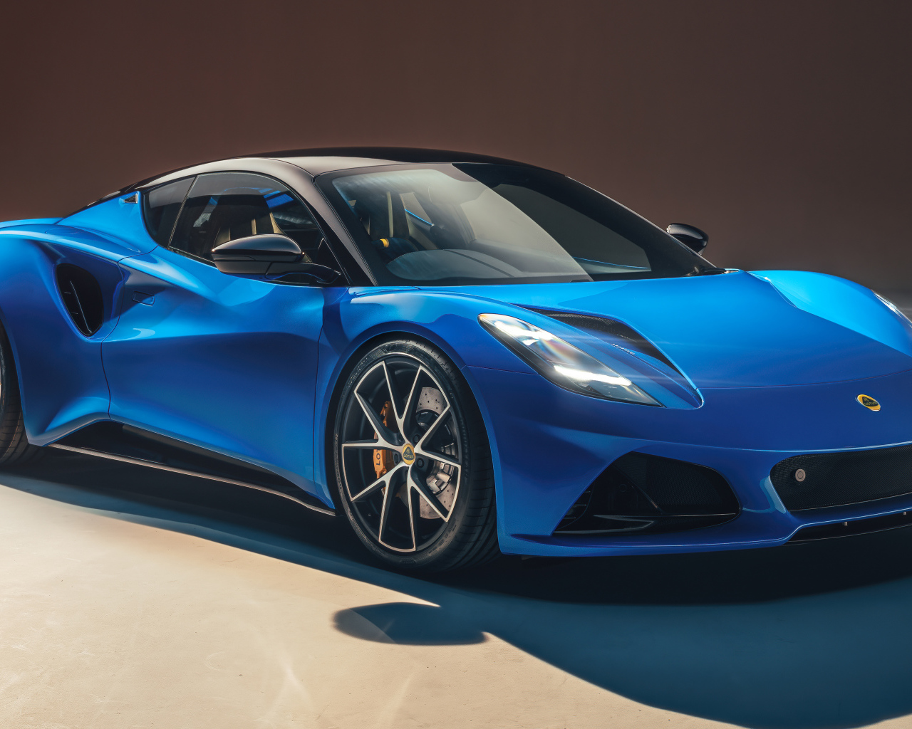 Голубой автомобиль Lotus Emira First Edition 2021 года