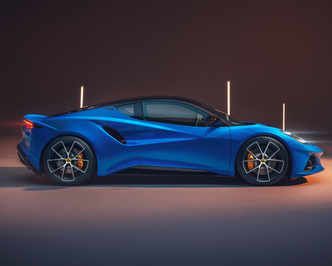 Вид сбоку на автомобиль Lotus Emira First Edition 2021 года