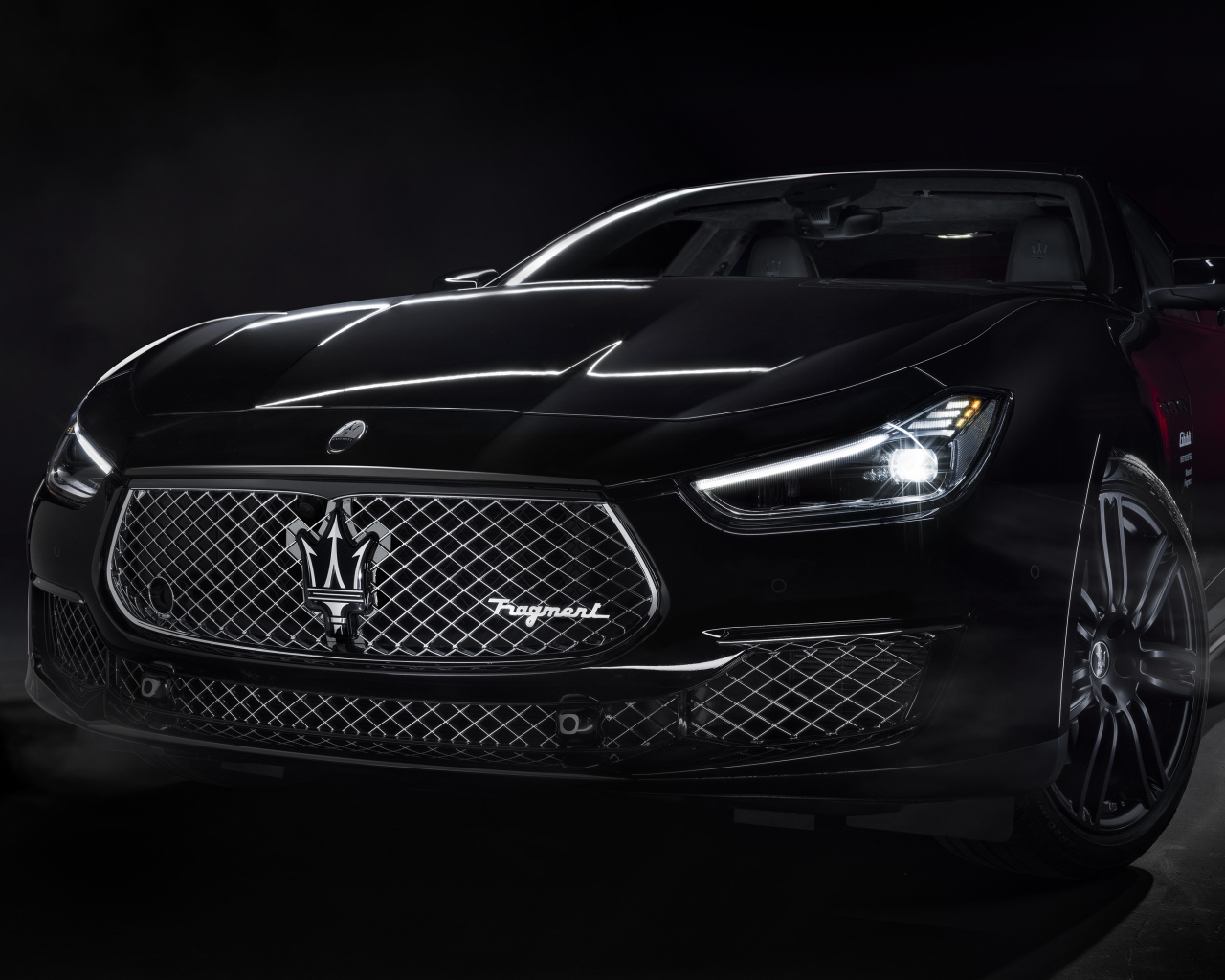 Черный автомобиль Maserati Ghibli 2021 года