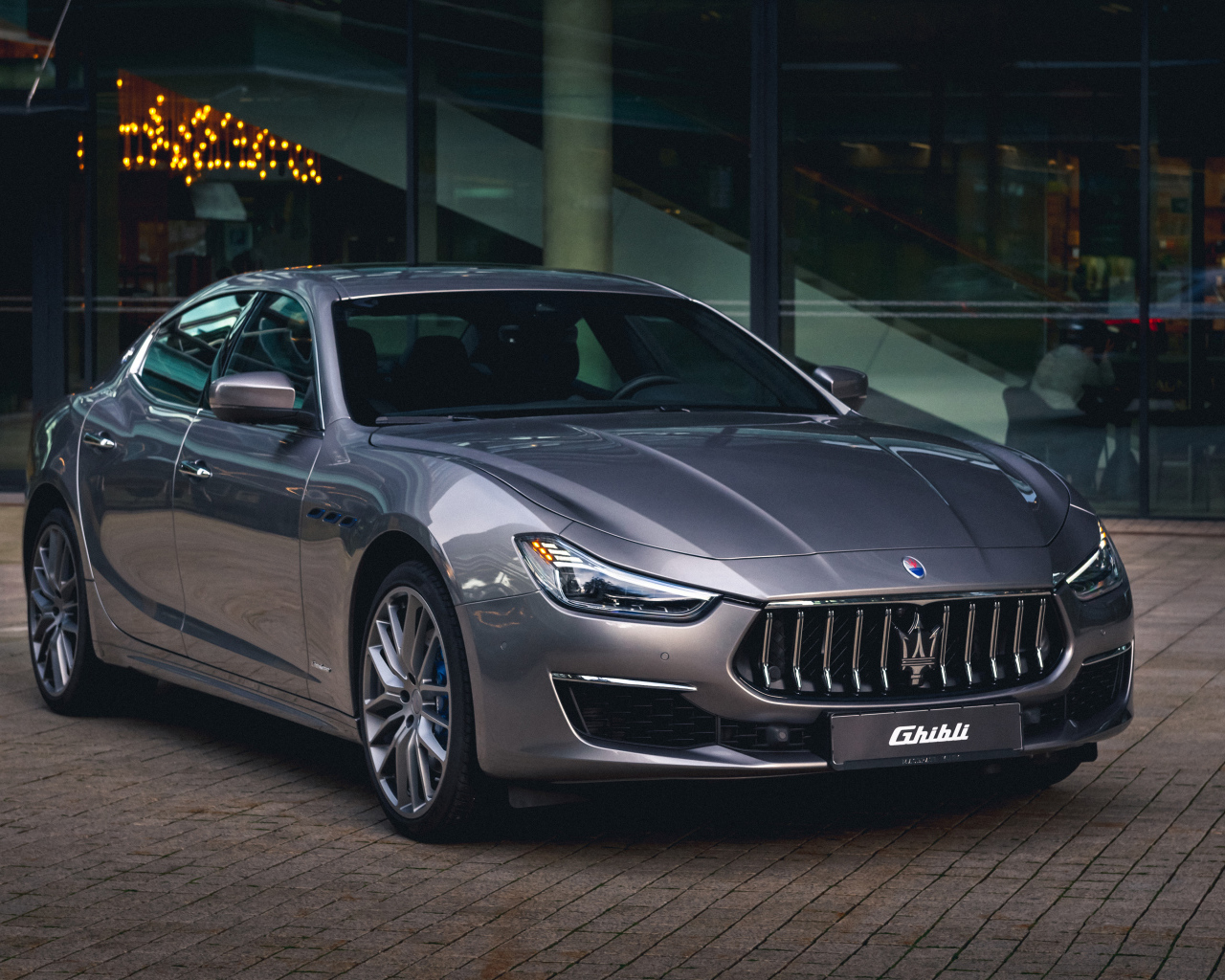 Дорогой стильный автомобиль Maserati Ghibli Hybrid GranLusso