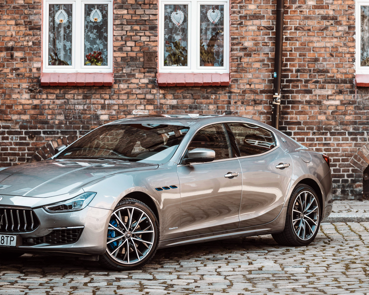 Автомобиль Maserati Ghibli у дома