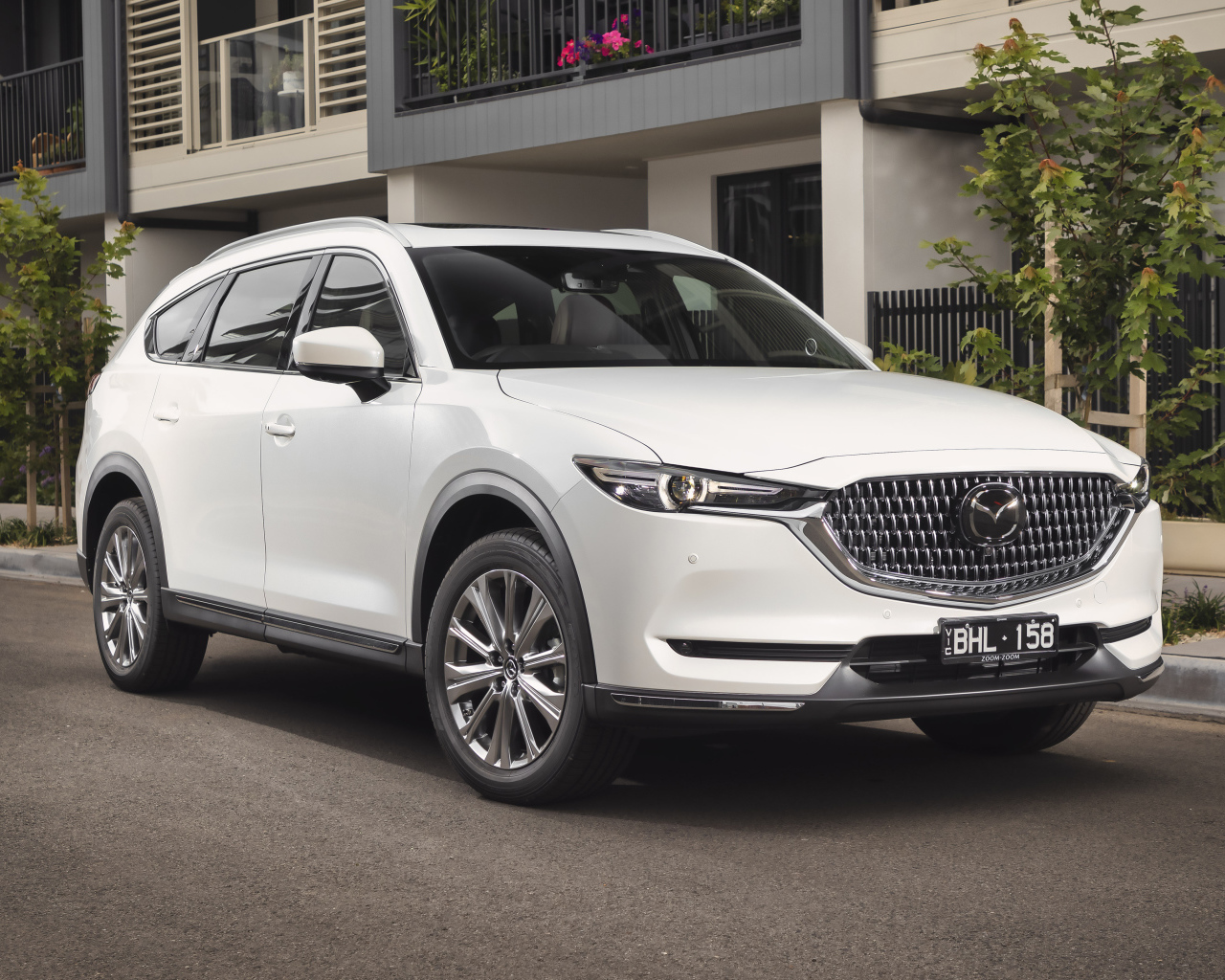 Белый внедорожник Mazda CX-8 2021 года