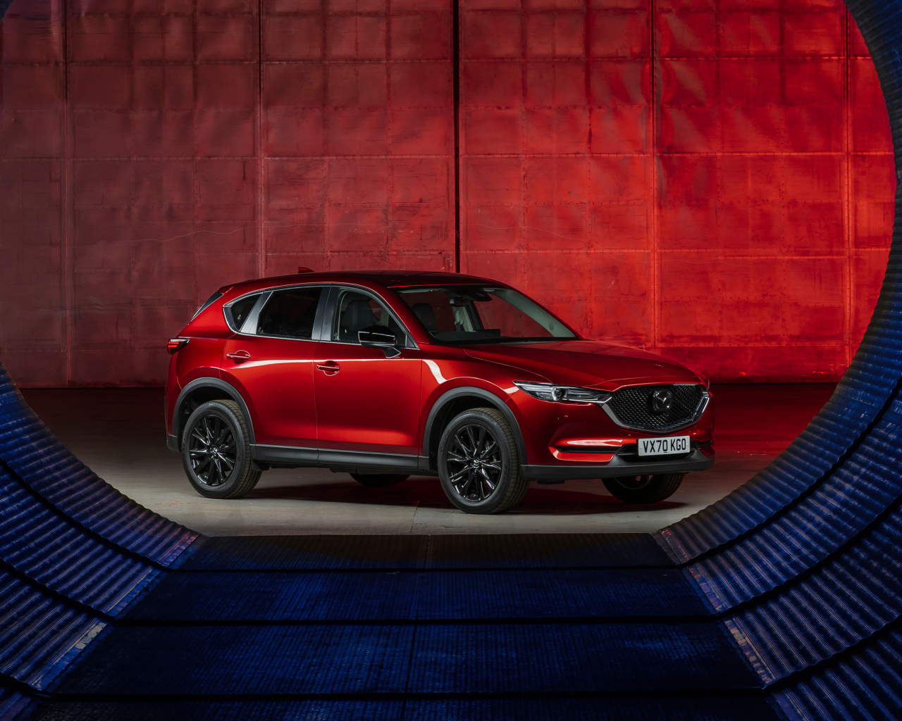 Красный автомобиль Mazda CX-5 Kuro Edition 2021 года