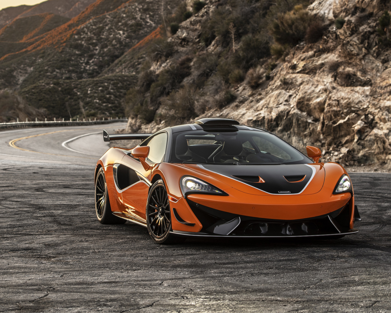 Спортивный автомобиль McLaren 620R, 2021 года в горах