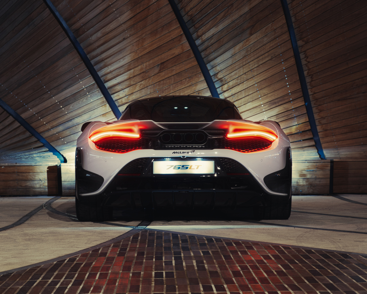 Спортивный автомобиль McLaren 765LT, 2021 года вид сзади