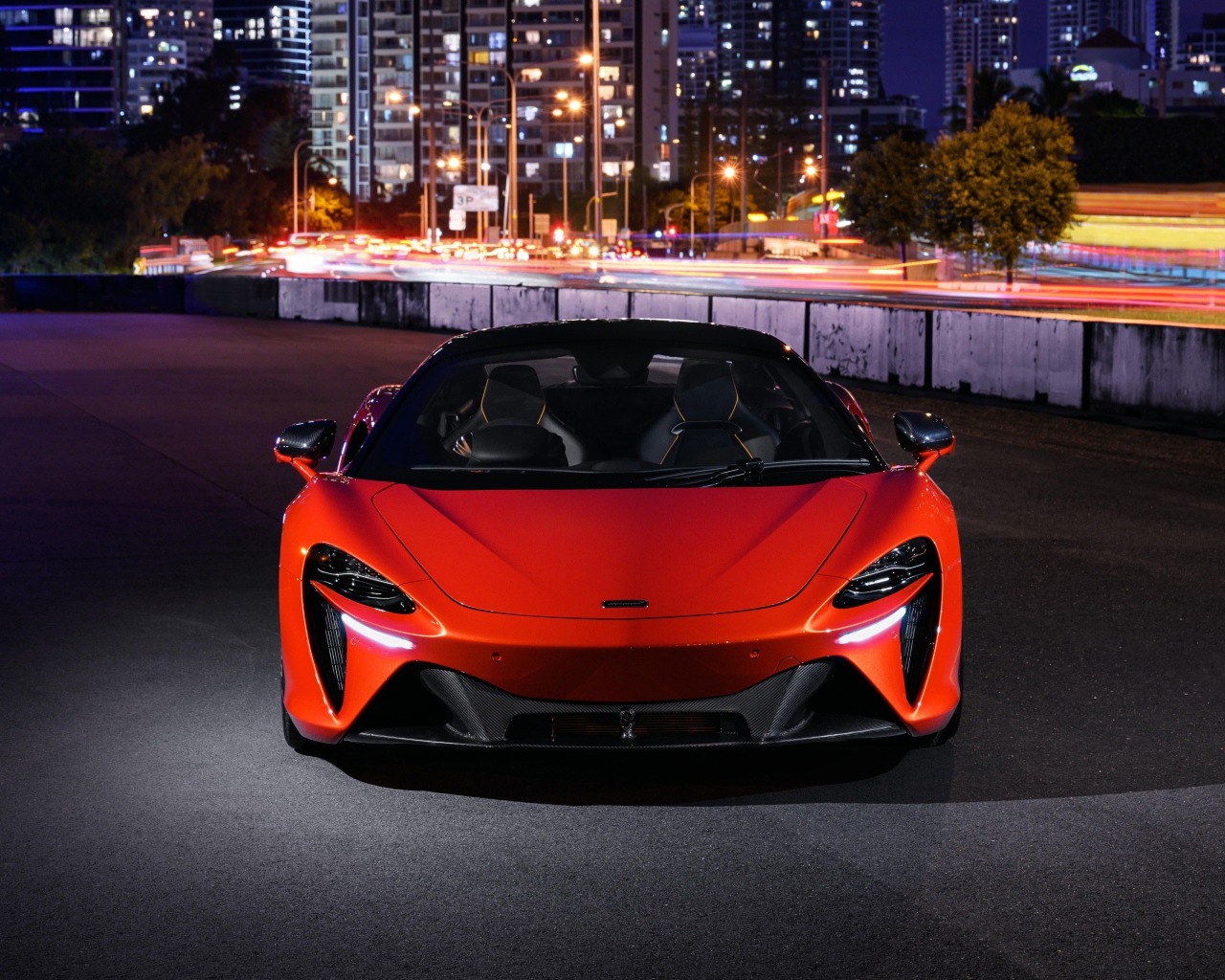 Красный автомобиль McLaren Artura 2021 года вид спереди