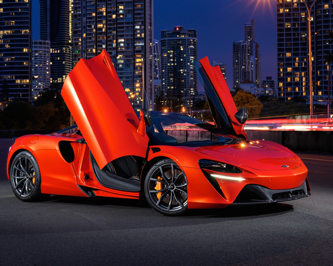 Спортивный автомобиль McLaren Artura 2021 года с открытыми дверями