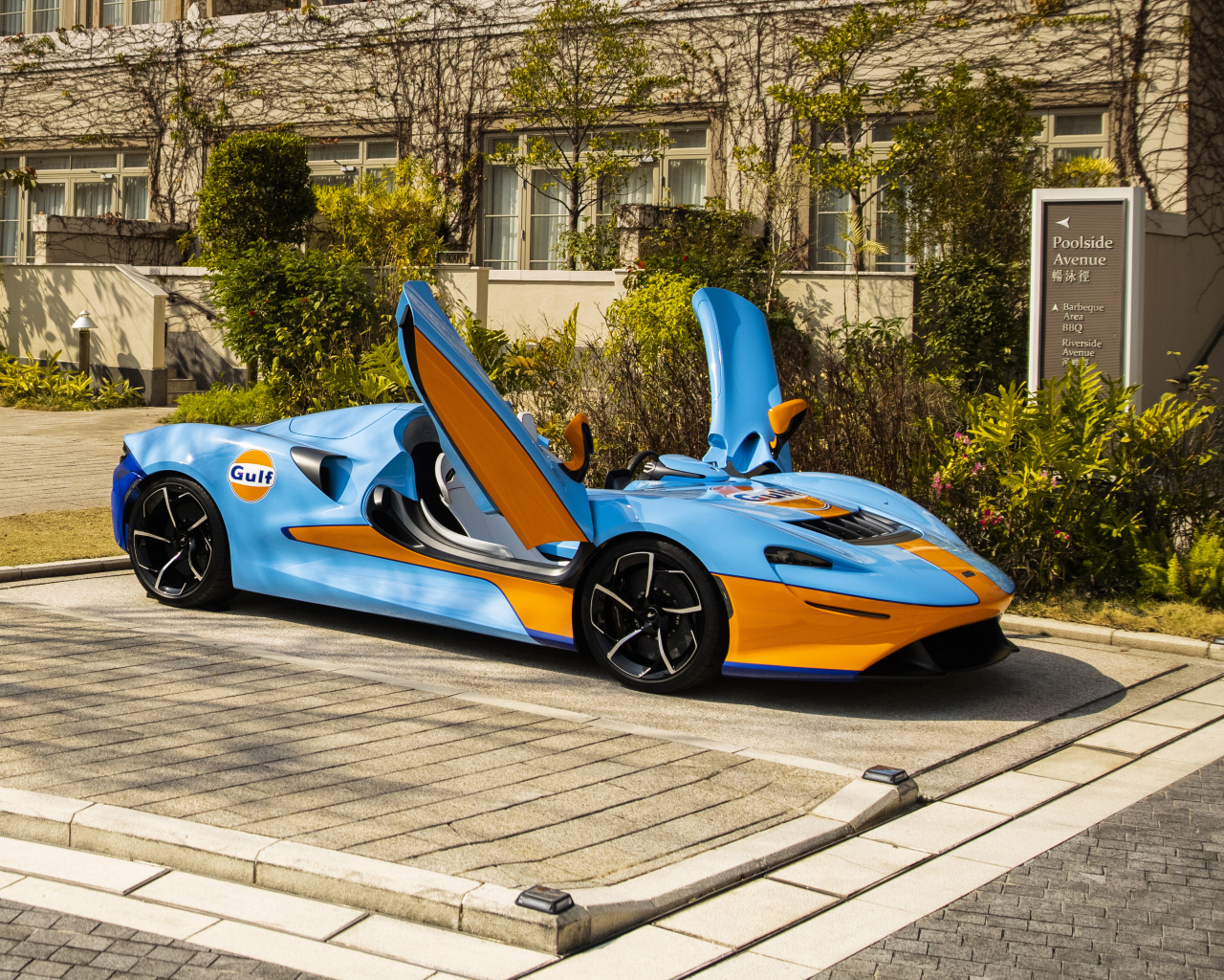 Автомобиль  McLaren Elva Gulf Theme, 2021 года у дома