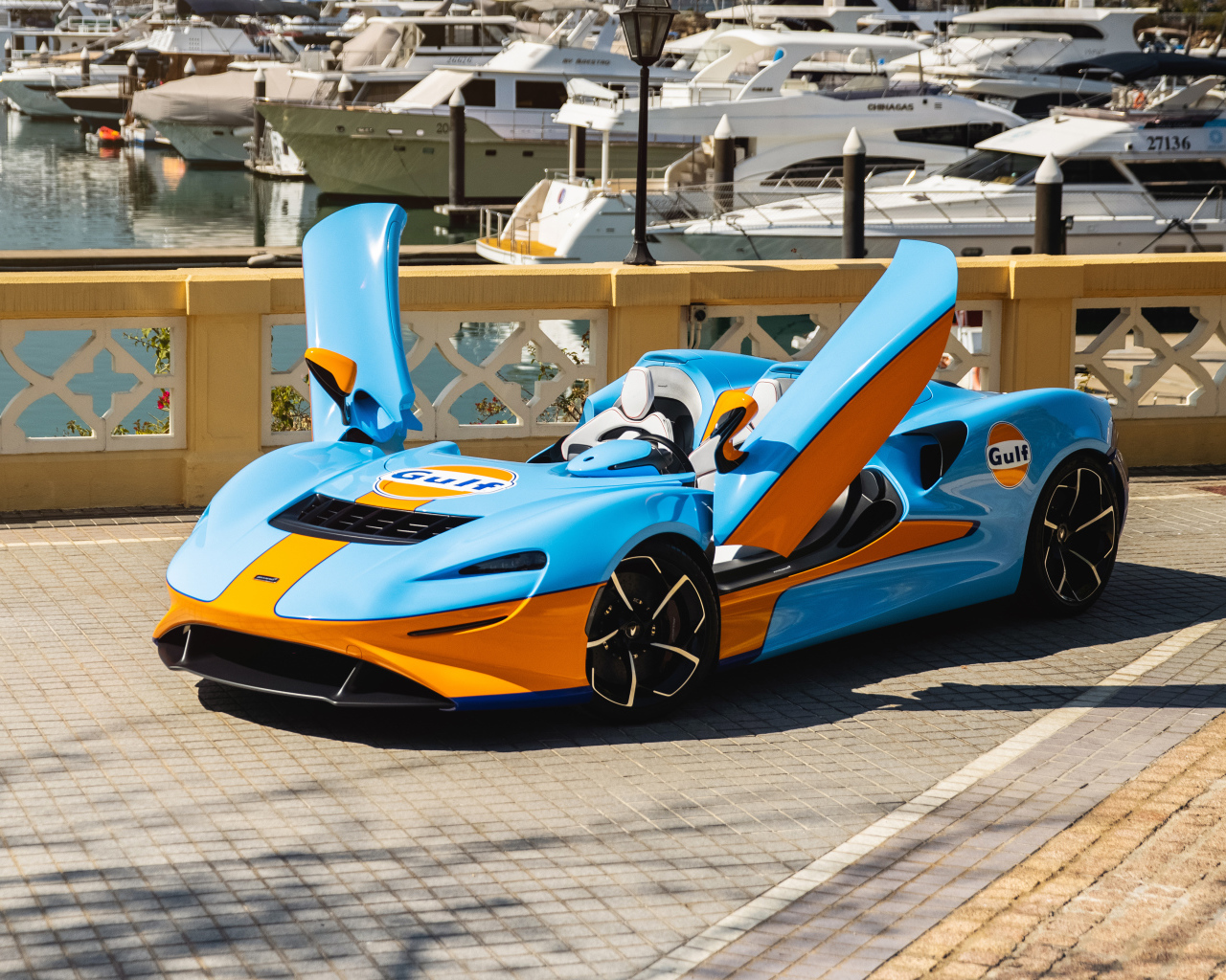 Спортивный автомобиль  McLaren Elva Gulf Theme, 2021 года с открытыми дверями