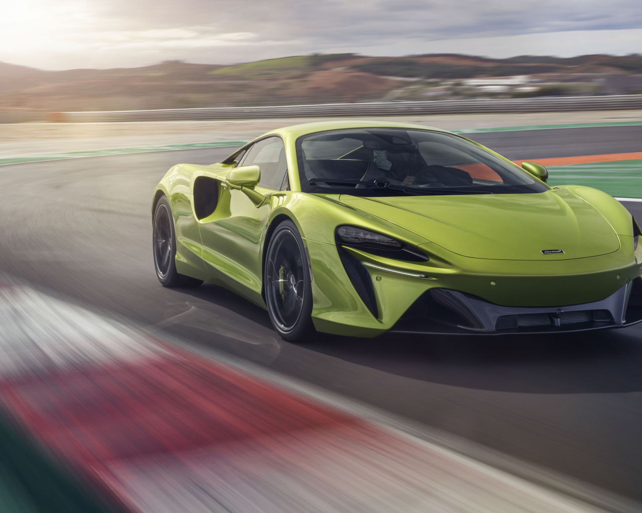 Автомобиль McLaren Artura, 2022 года на скорости