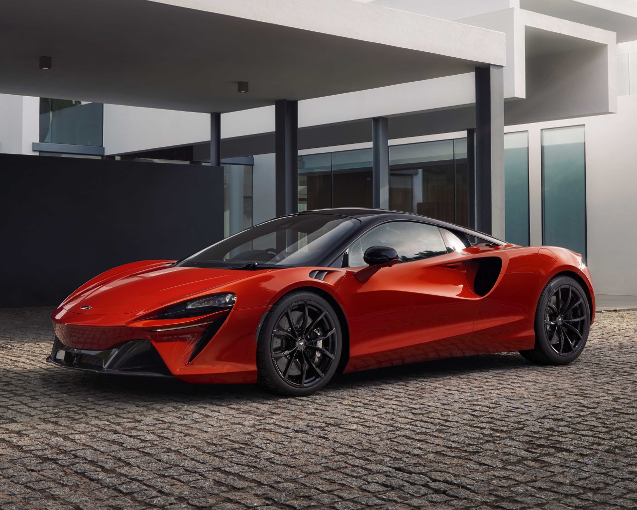 Красный спортивный автомобиль McLaren Artura 2022 года