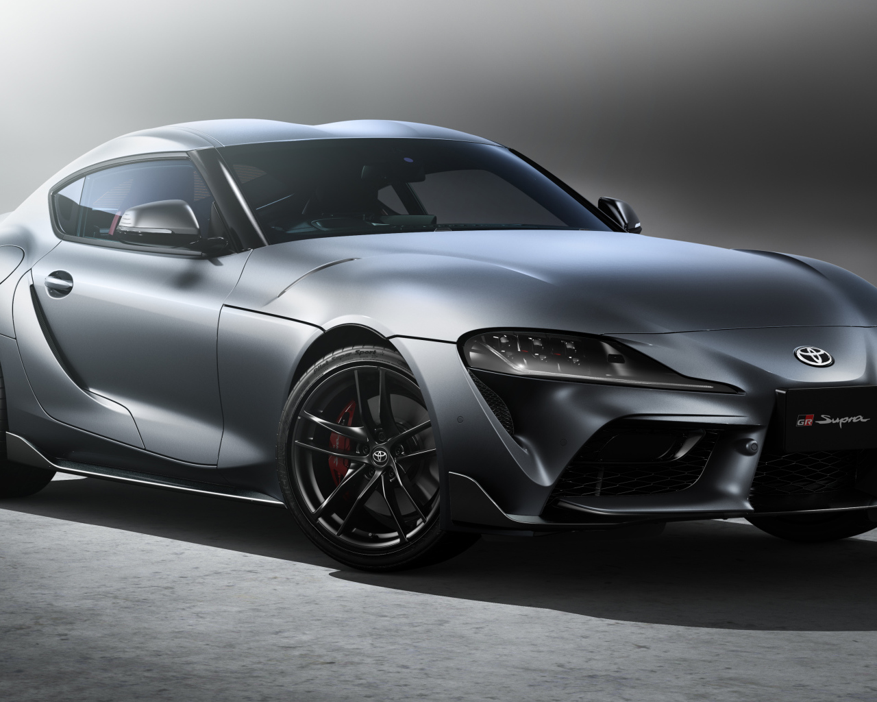 Серебристый автомобиль McLaren MSO, 2022 года