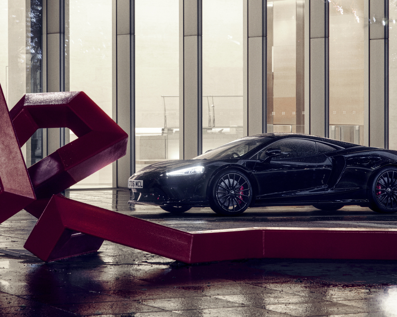 Черный быстрый McLaren GT 2022 года