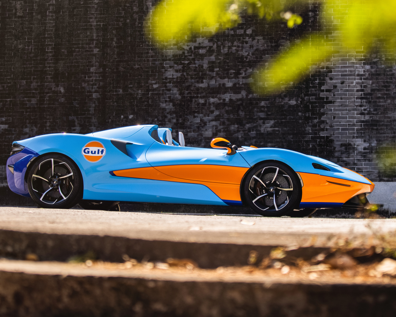 Быстрый автомобиль McLaren Elva Gulf Theme, 2021 года