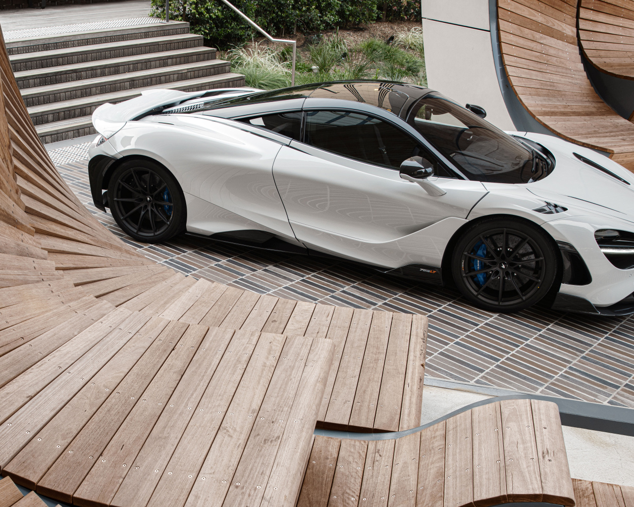 Быстрый дорогой автомобиль McLaren 765LT, 2021 года