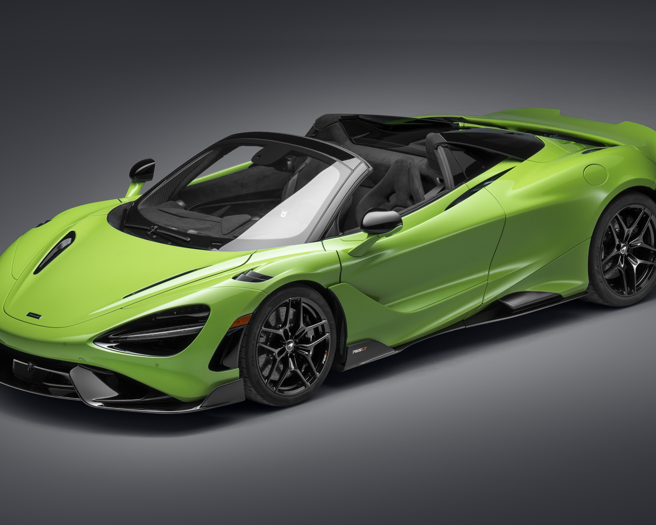 Зеленый  кабриолет McLaren 765LT Spider 2022 года на сером фоне