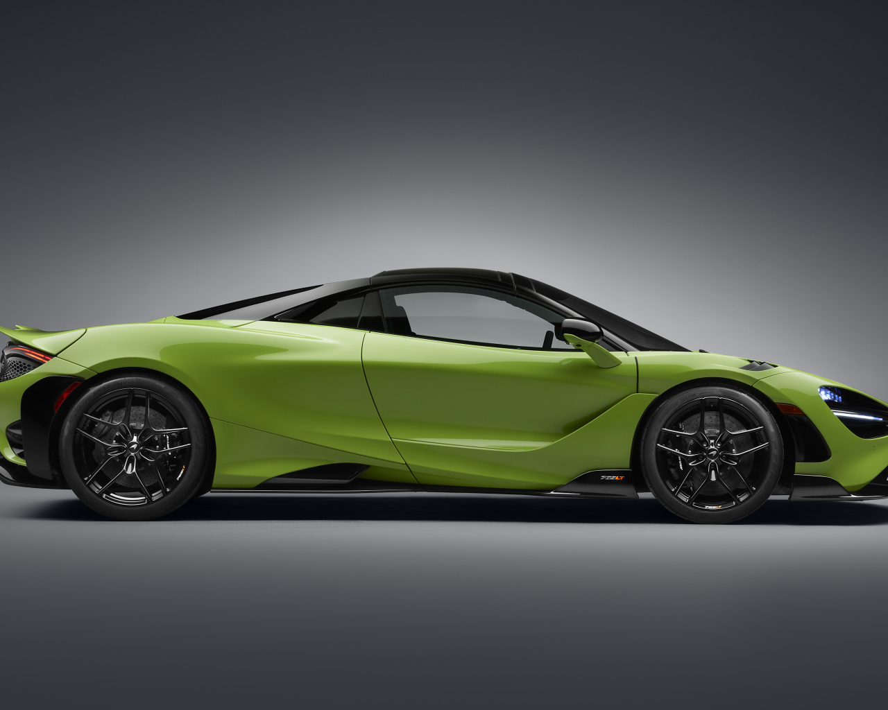 Зеленый автомобиль McLaren 765LT Spider 2022 года вид сбоку