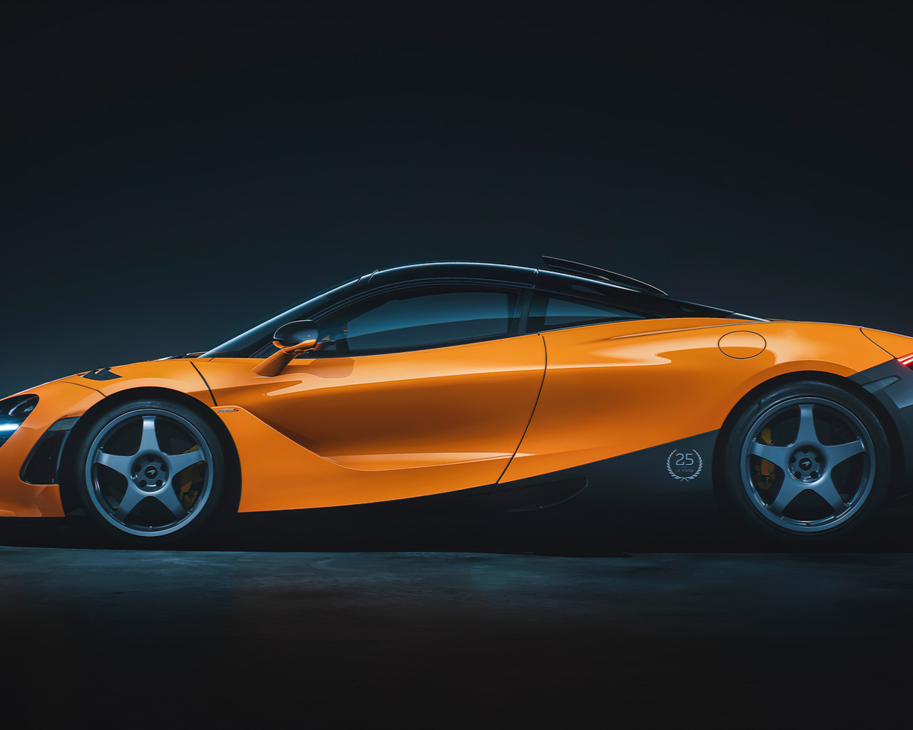 Оранжевый автомобиль McLaren 720S Le Mans вид сбоку