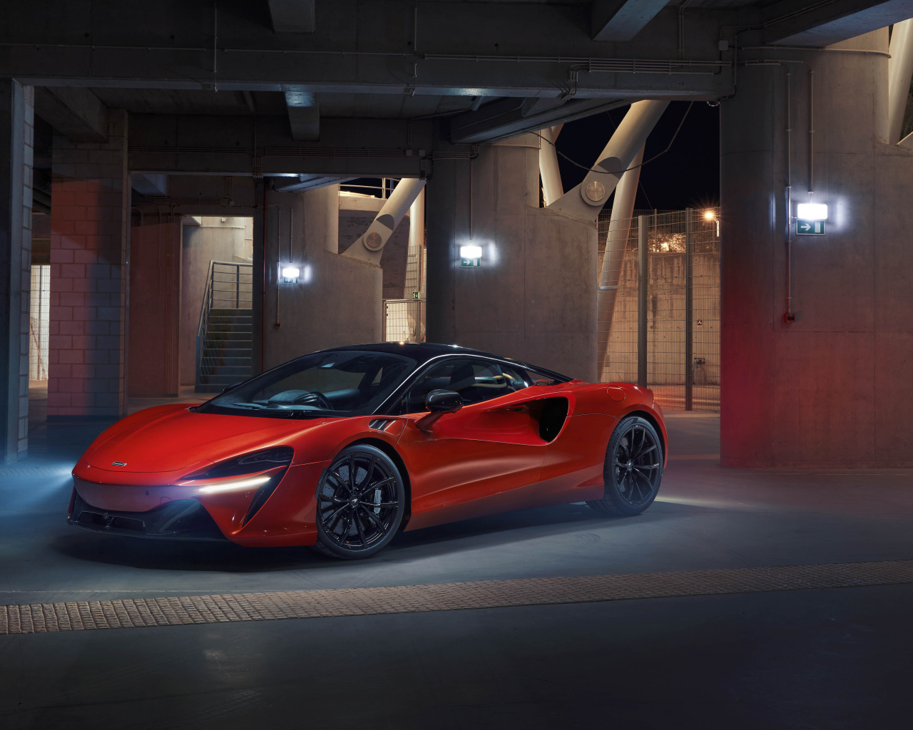 Красный McLaren Artura, 2021 года в здании