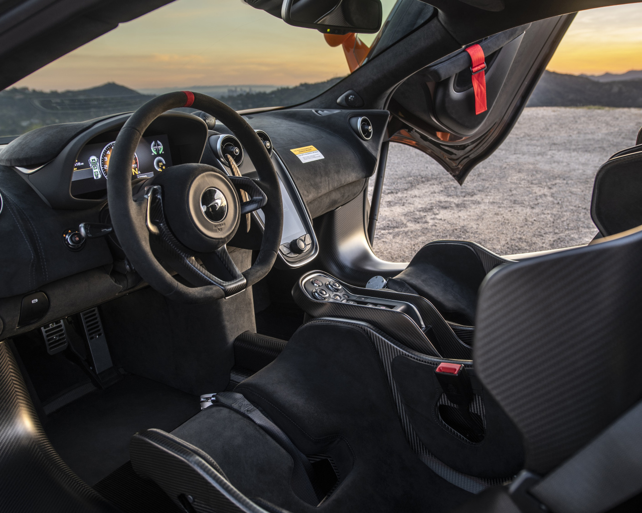 Салон автомобиля McLaren 620R, 2021 года