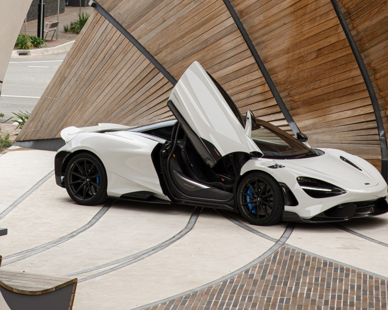 Белый быстрый автомобиль McLaren 765LT, 2021 года