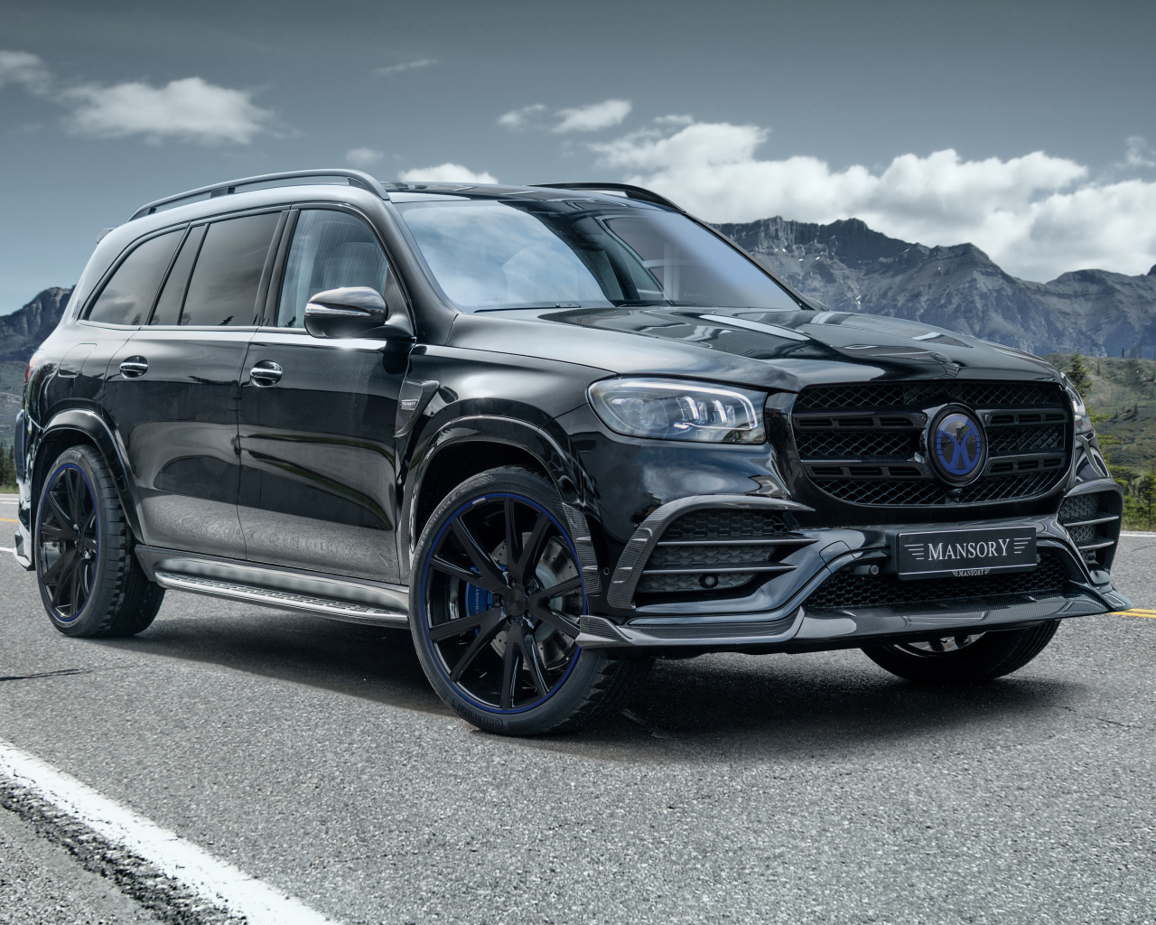 Автомобиль Mansory Mercedes-Benz GLS-Klasse 2021 года на фоне гор