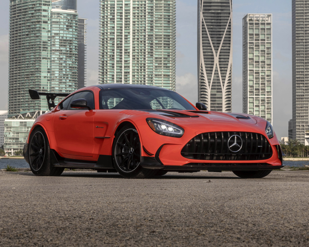 Красный автомобиль Mercedes-AMG GT Black Series 2021 года