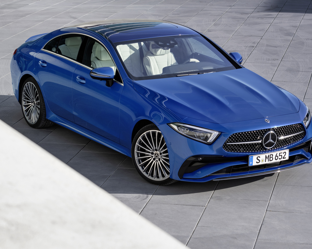 Синий стильный автомобиль Mercedes-Benz CLS 350 AMG Line 2021 года