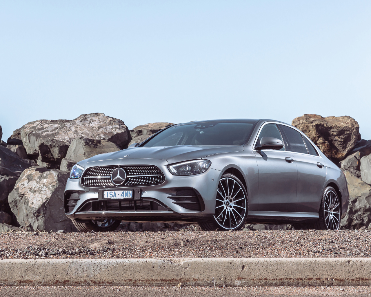 Серебристый автомобиль Mercedes-Benz E 350 AMG Line 2021 года