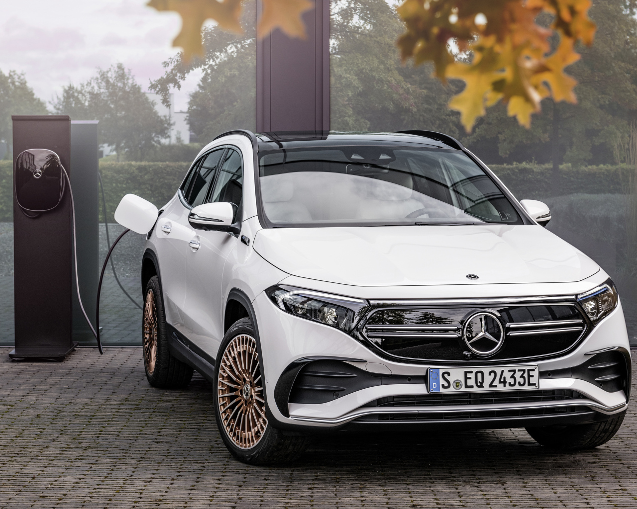 Белый автомобиль Mercedes-Benz EQA 250 AMG Line Edition 1 2021  года на заправке